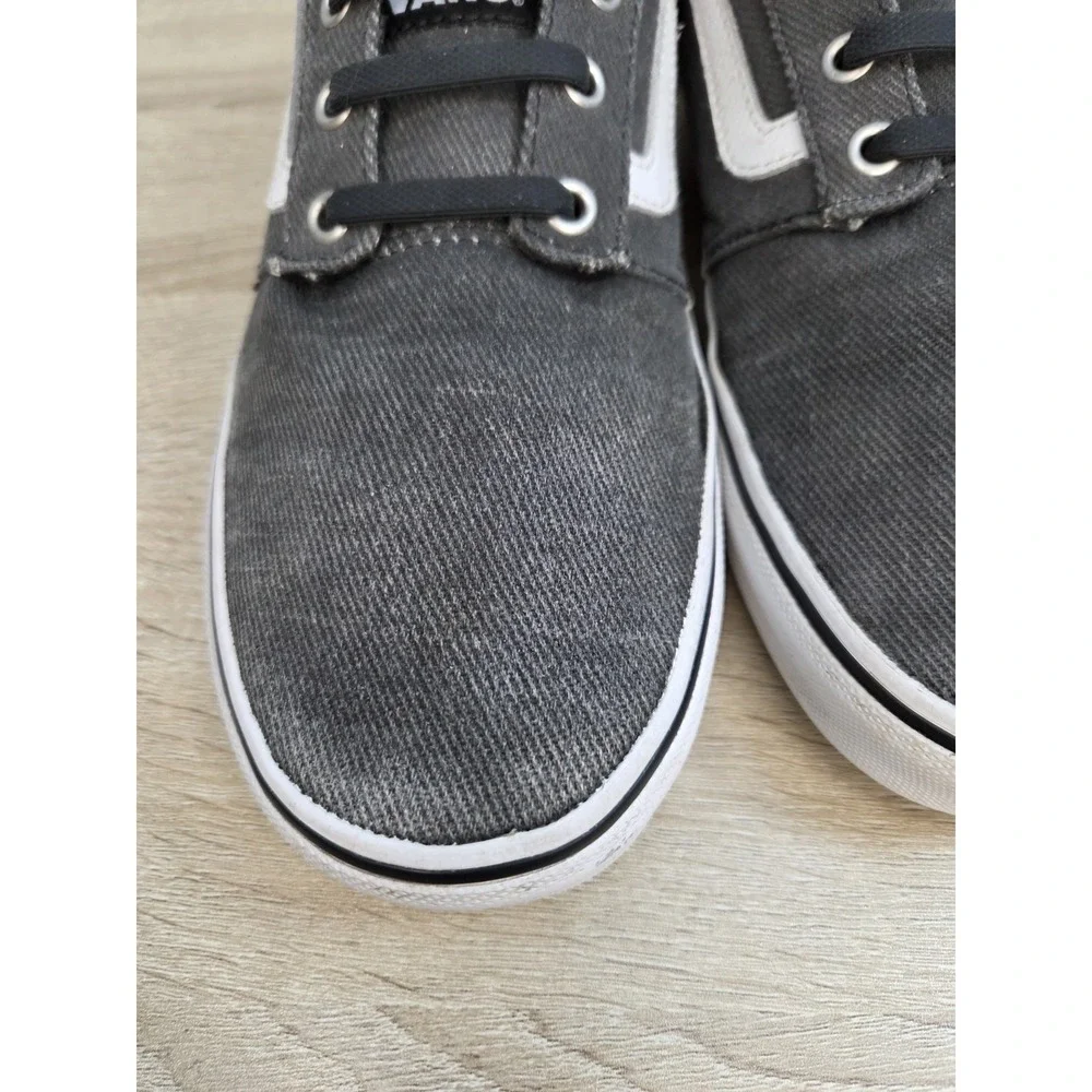 VANS GREY DENIM  LOW TOP SKATEBOARD SHOES with elastic faux laces. Mens Size 9